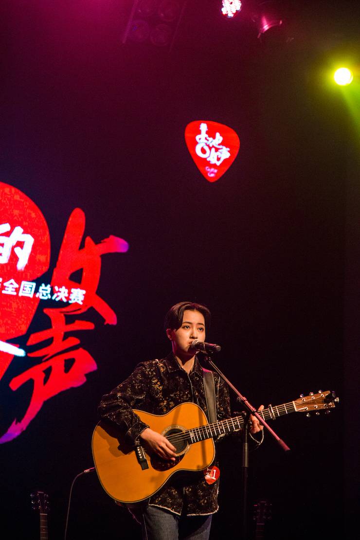第四届“太阳成集团tyc1050吉他女声弹唱大赛”总冠军出炉<br />温格夺冠，董冬冬担任评委